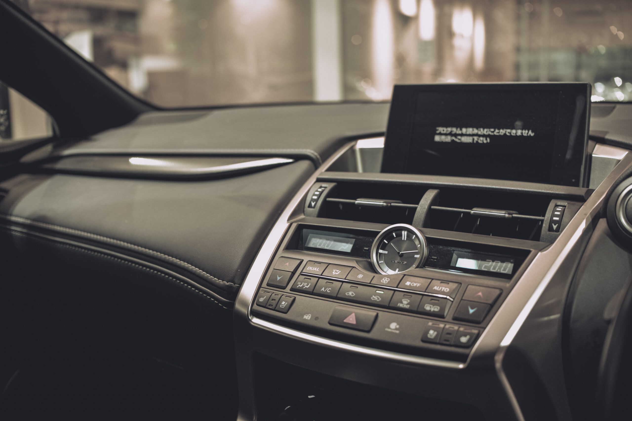 Czarna deska rozdzielcza Lexusa 300 NX z wysuniętym touchpadem