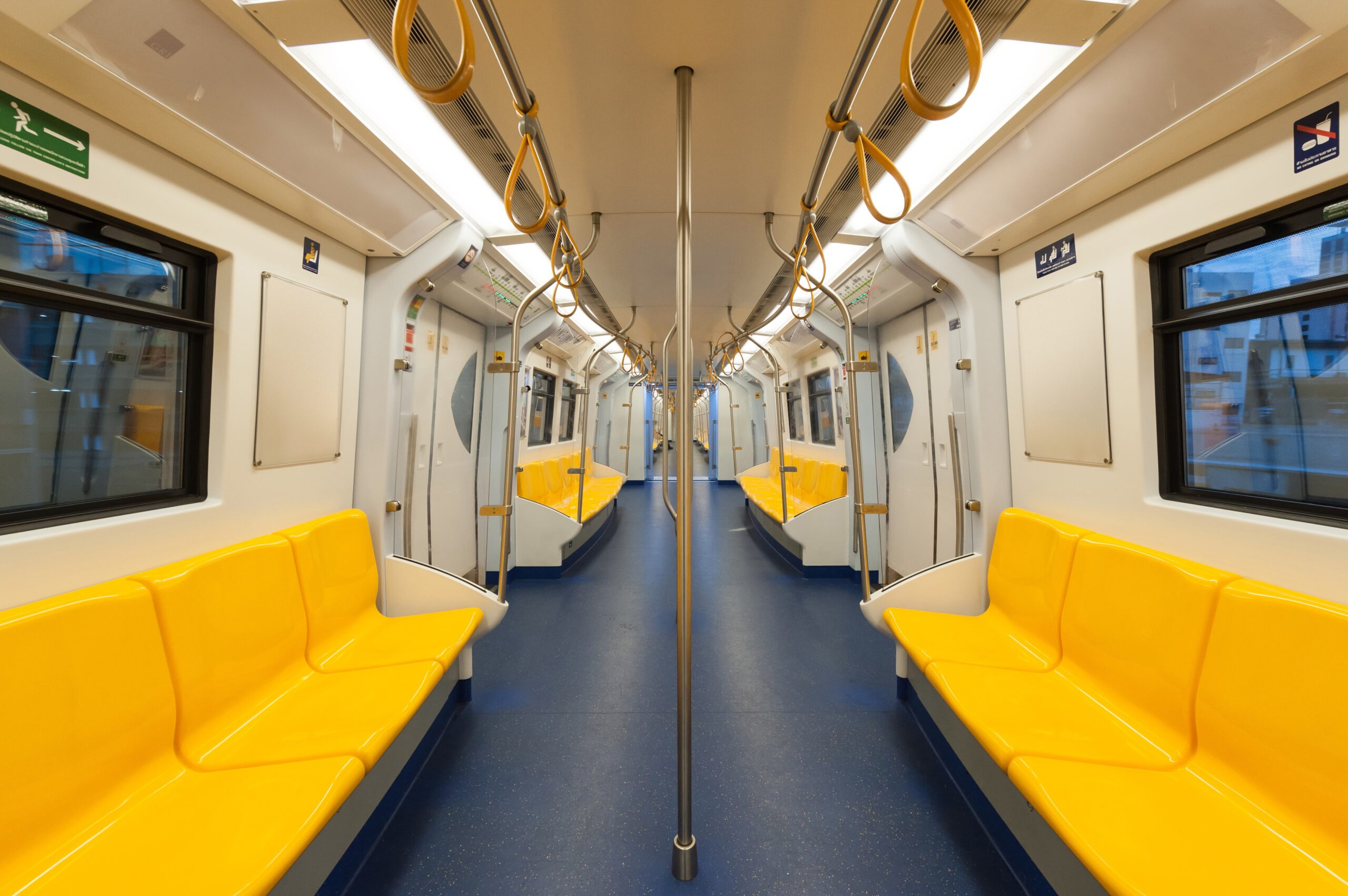 Zupełnie puste wnętrze pociągu z żółtymi siedzeniami