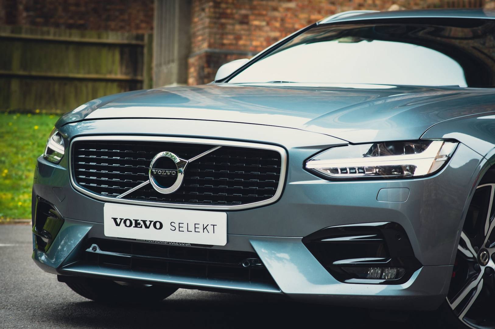 Używane Volvo z gwarancją stoi na podjeździe